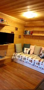 Zimmer mit einem Bett in einem Blockhaus in der Unterkunft Entre Giffre et Valentine in Verchaix