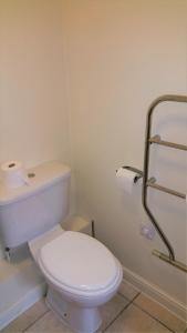 a bathroom with a white toilet and a towel rack at Your home in Oxford -Central-Large- 2 bedrooms-2 bathroom-Free parking-easy walk to Rail and bus station in Oxford