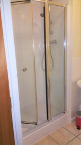 een douche met een glazen deur in de badkamer bij Your home in Oxford -Central-Large- 2 bedrooms-2 bathroom-Free parking-easy walk to Rail and bus station in Oxford