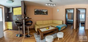 uma sala de estar com um sofá e uma mesa em Apartment Eric,High Tatras em Dolný Smokovec