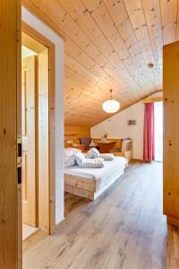 Ένα ή περισσότερα κρεβάτια σε δωμάτιο στο Garni Kircher Sepp