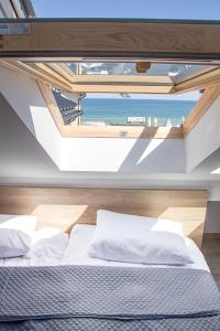 Un pat sau paturi într-o cameră la Silver Apartments