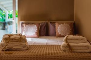 ein Schlafzimmer mit einem Bett mit Handtüchern darauf in der Unterkunft Meni Sweet Luxury Home in Volos