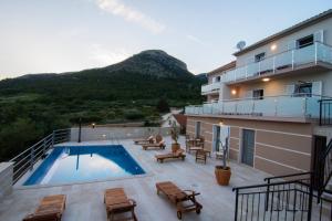 Villa Nikola - big terrace apartments veya yakınında bir havuz manzarası