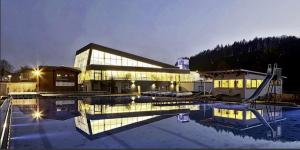 Bazén v ubytování Hotel Restaurant Zum Landmann nebo v jeho okolí