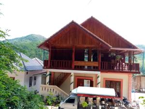 una casa con una camioneta estacionada enfrente en Janh Ya Phone Guesthouse, en Pakbeng