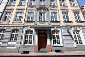 un grande edificio con porta marrone e finestre di Boutique Hotel KRISTOFS a Riga