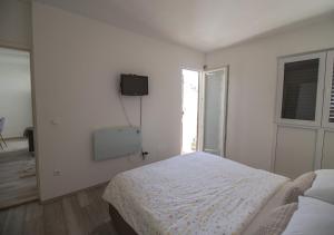 A bed or beds in a room at Lukas Central Apartment - Digital Nomads friendly