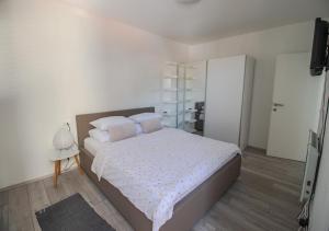 A bed or beds in a room at Lukas Central Apartment - Digital Nomads friendly
