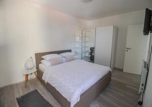 Postel nebo postele na pokoji v ubytování Lukas Central Apartment - Digital Nomads friendly