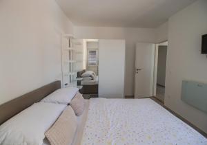 Postel nebo postele na pokoji v ubytování Lukas Central Apartment - Digital Nomads friendly
