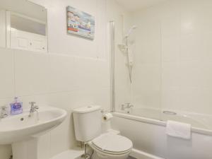 een witte badkamer met een toilet en een wastafel bij 12 Valley Lodge in Gunnislake +13 foto's