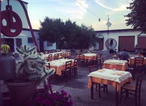 La Casa in Campagna في San Martino in Pensilis: مجموعة طاولات وكراسي في مطعم