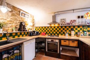VILLA ZENITH Hostel - LA MAISON的厨房或小厨房