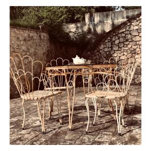 un tavolo e sedie in legno con un bollitore per il tè. di Casale Bastida a Bevagna