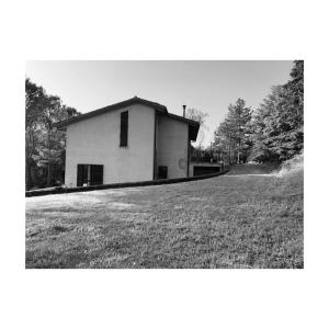 una foto en blanco y negro de una casa en Casale Bastida, en Bevagna