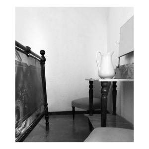 un vaso seduto su un tavolo accanto a una sedia di Casale Bastida a Bevagna