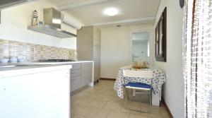 A kitchen or kitchenette at CASA con ACCESSO AL MARE