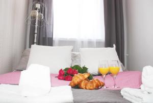 ジェシュフにあるNiebiański Apartamentのベッド1台(オレンジジュース2杯、クロワッサン付)
