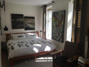 A bed or beds in a room at Gite (B&B) du Vieux-Port