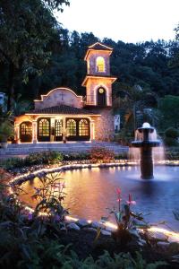 ein großes Haus mit einem Brunnen inmitten eines Teiches in der Unterkunft Valle Escondido Wellness Resort in Boquete