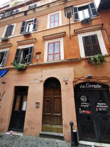 een bruin gebouw met een deur en ramen bij Casa Nora in Rome