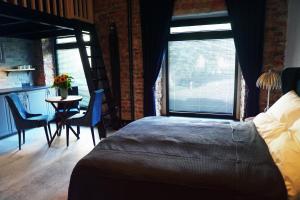 Posteľ alebo postele v izbe v ubytovaní Apartamenty Centrum RS SUITES Kowalska 12