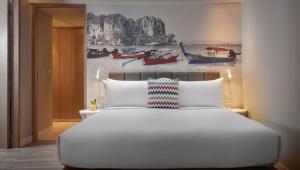 Ein Bett oder Betten in einem Zimmer der Unterkunft OZO Phuket