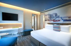 Ein Bett oder Betten in einem Zimmer der Unterkunft OZO Phuket