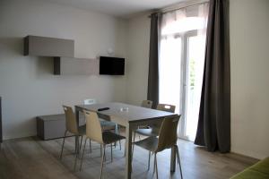 a dining room with a table and chairs at Appartamenti Morele in Tignale