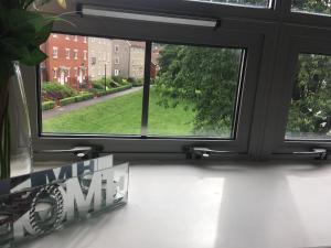 ventana en una habitación con vistas al patio en Superb Peaceful 1 bed apartment in St George., en Bristol
