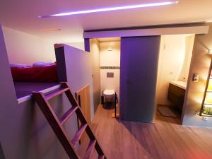 FurdenheimにあるGites Spa Strasbourg - L'annexeのベッド2台付きの部屋、バスルーム付きの廊下