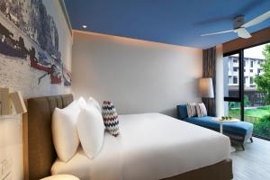 Ein Bett oder Betten in einem Zimmer der Unterkunft OZO Phuket