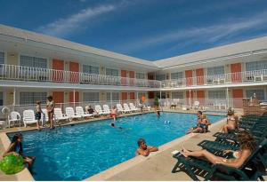 een groep mensen in een zwembad in een hotel bij Blue Water Motel in Wildwood Crest