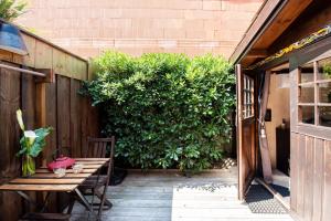 VILLA ZENITH Hostel - LA MAISON外面的花园