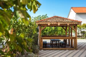 een houten prieel met een tafel en stoelen bij Adriatic Star in Banjol