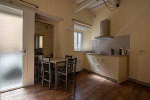 a kitchen and dining room with a table and chairs at Il Sognaposto in Arezzo