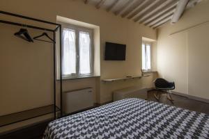 アレッツォにあるIl Sognapostoのベッドルーム(ベッド1台、デスク、テレビ付)
