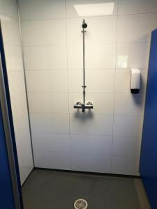 a bathroom with a white tiled wall at Fjellstova Ørskogfjellet Cottages in Sjøholt