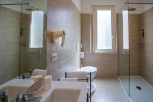 Koupelna v ubytování Hotel Lory My Wellness SPA