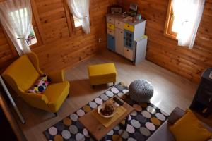 an overhead view of a living room in a cabin at Studio apartman Kayersperg in Klanjec