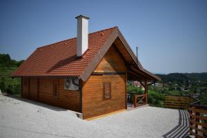 a small building with a cross on top of it at Studio apartman Kayersperg in Klanjec