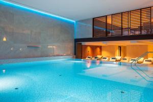 Bazén v ubytování Luxury Hotel Riva nebo v jeho okolí