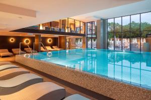 Bazén v ubytování Luxury Hotel Riva nebo v jeho okolí