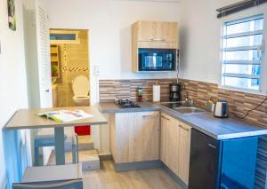 una cocina con fregadero y encimera en COROSSOL, en Trois-Rivières 18 fotos más