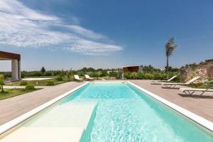una imagen de una piscina en una villa en Villa Giulia Luxury Suite by BarbarHouse, en Leverano
