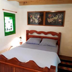 1 dormitorio con cama de madera en una habitación en Etno apartman Tajna en Gornja Toplica