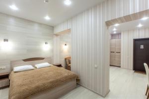 トムスクにあるSlobodaのベッドルーム1室(大型ベッド1台付)