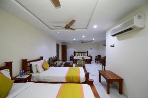 um quarto com uma cama e uma sala de estar em Lilypool - The Heritage Jalmahal em Jaipur