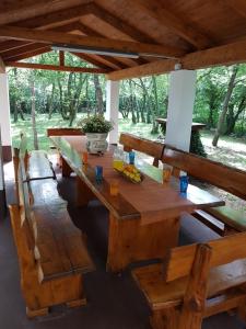 - une table et des chaises en bois dans un pavillon dans l'établissement Apartman Roberta, à Labin